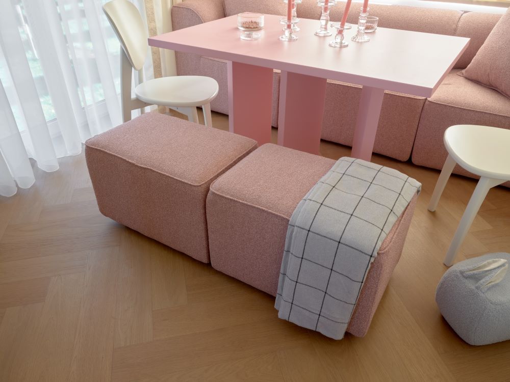 Натуральный кварцевый паркет Quartz Parquet укладки английская ёлка в дизайне уютной обеденной зоны в пастельных тонах