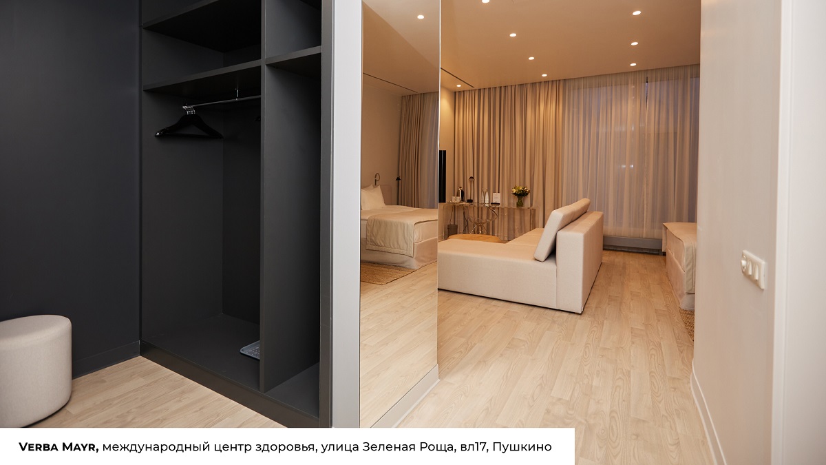 Светлый износостойкий кварцевый паркет Quartz Parquet с укладкой палуба в дизайне прихожей и гостиной