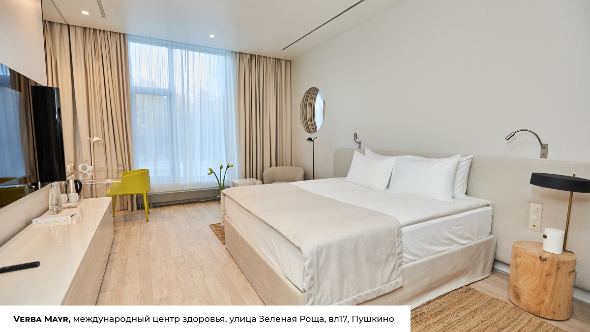 Светлый износостойкий кварцевый паркет Quartz Parquet с укладкой палуба в интерьере